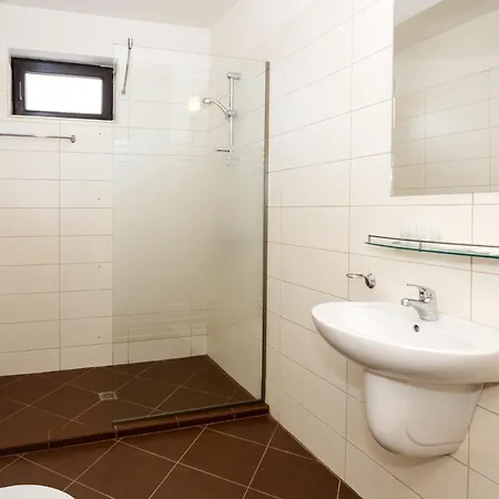 Charming 1 Bedroom *